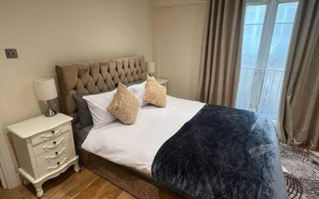 3-bed Central Apartment - Sleeps 8 & Free Parking