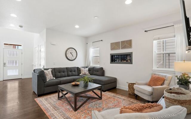 Steps From River & Old Town - Hot Tub & King Bd