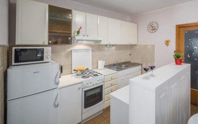 Awesome Home in Erzisce With Wifi and 2 Bedrooms