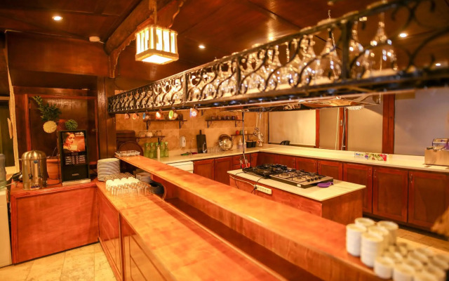 Bedrock Cave Hotel - Adults Only