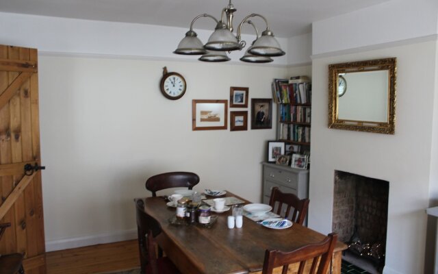 Cranleigh House Bed And Breakfast