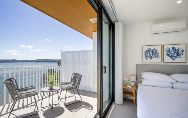 Superb 2-bed Apartment With Scenic Bay Views