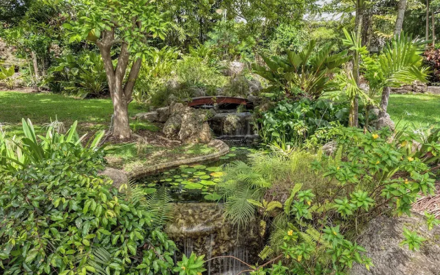 Waterfalls - 6 bed Peaceful and Secure Luxury