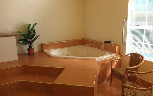 Colonial Court Motel
