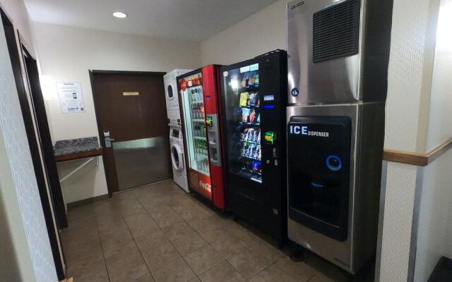 Hometowne Studios & Suites By Red Roof Washington