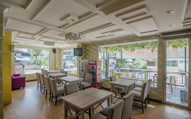 RedDoorz Plus near Mangga Besar Station 2