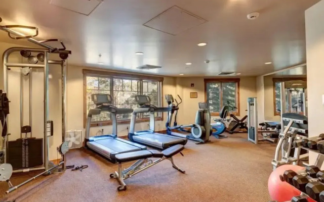 Luxury 2 Bedroom Mountain Vacation Rental in Breckenridge With Access to a Hot Tub and Heated Garage Parking