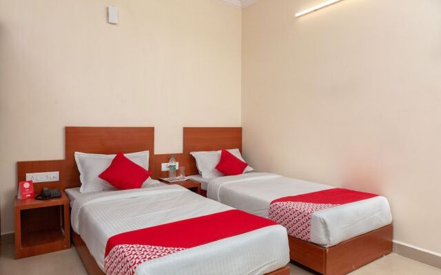 OYO 22105 Hotel Half Moon Inn
