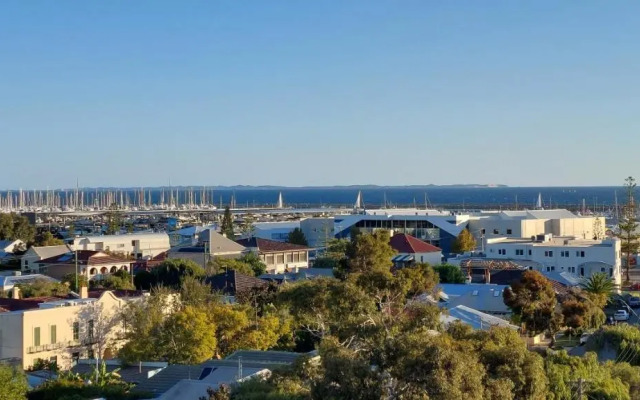 Sky High on Arundel - central Fremantle apartment