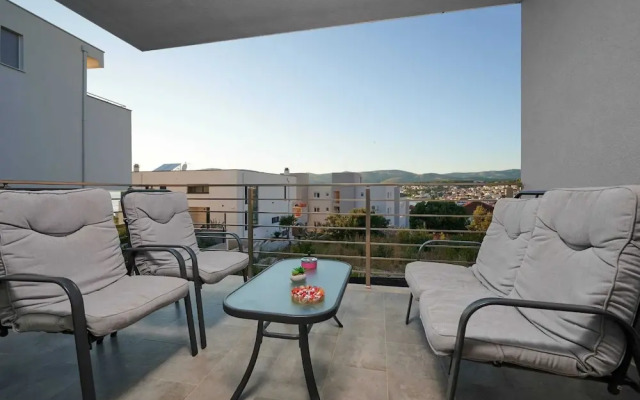 Exclusive Okrug Gornji Apartment With Shared Pool