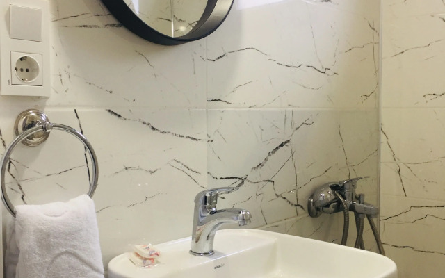 Lacivert Otel Akyaka