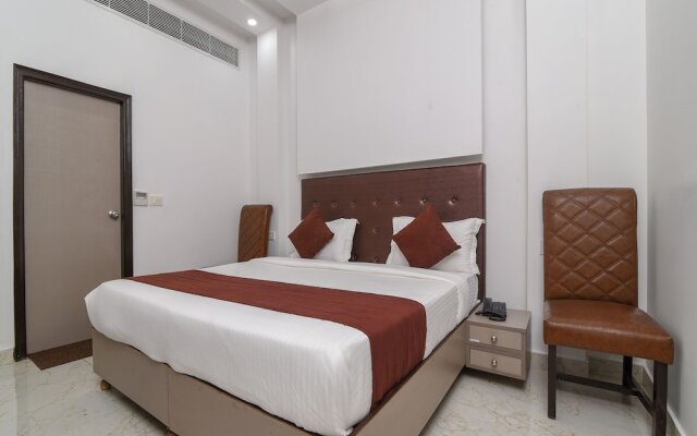 OYO 15718 Red Inn