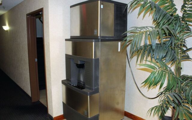 AmeriVu Inn & Suites - Cumberland