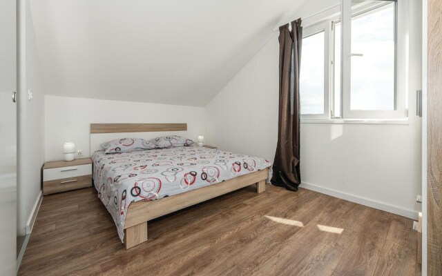 Amazing Home in Brodarica With Wifi and 6 Bedrooms