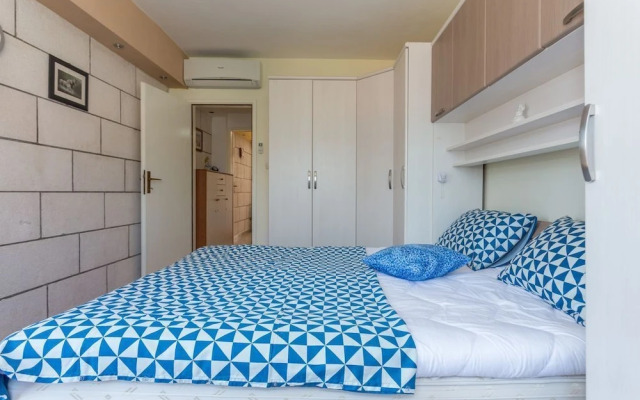 Romantic apartment for 2 with pool and grill