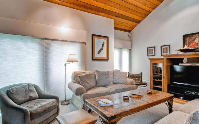 Ridgepoint Townhomes by East West Hospitality