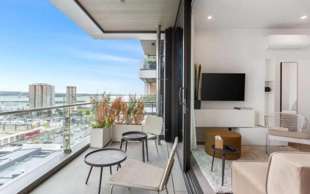 Sleek Modern Studio With Balcony!