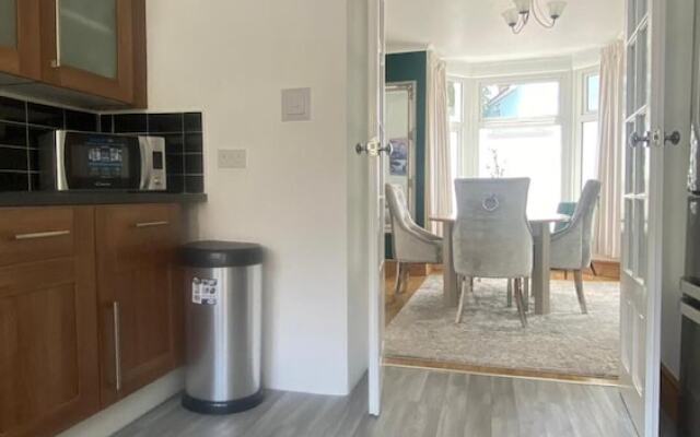 Lovely 3-bed House in Bridgend 7min From Porthcawl