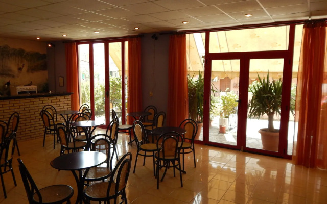 Petania Hotel & Apartments