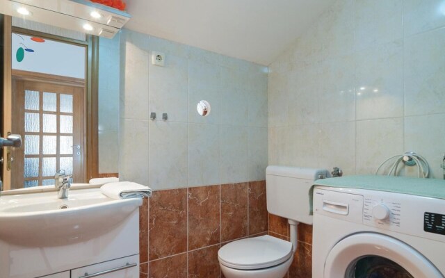 Nice Apartment in Selca With 2 Bedrooms and Wifi