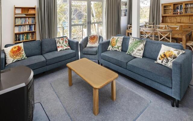 'Matilda' - Spacious & centrally located with great lake views