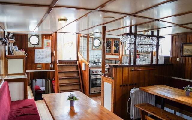 Lovely Boat in Rotterdam With Private Terrace
