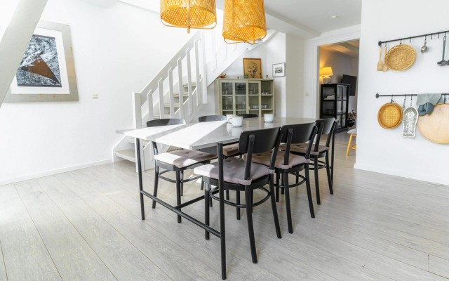 Hafenkoje mit Blick über Hafen und Altstadt