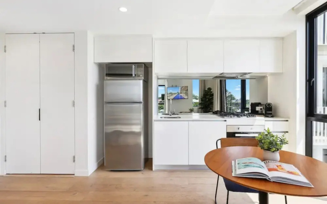 Stunning 1-bed by Victoria Park With Pool & Gym
