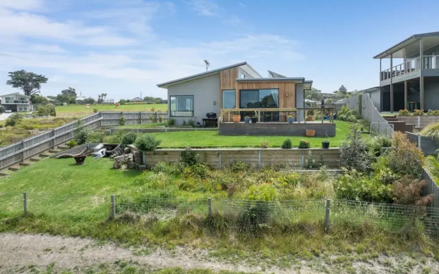 Modern Coastal Escape Pet Friendly With Fireplace