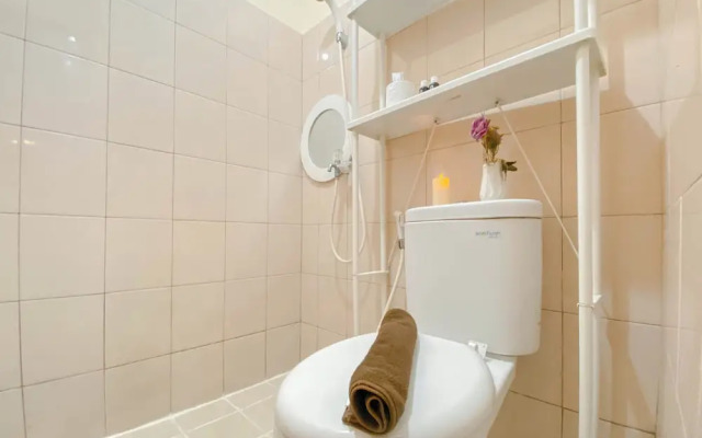 Homey And Good Place Studio At Tifolia Apartment
