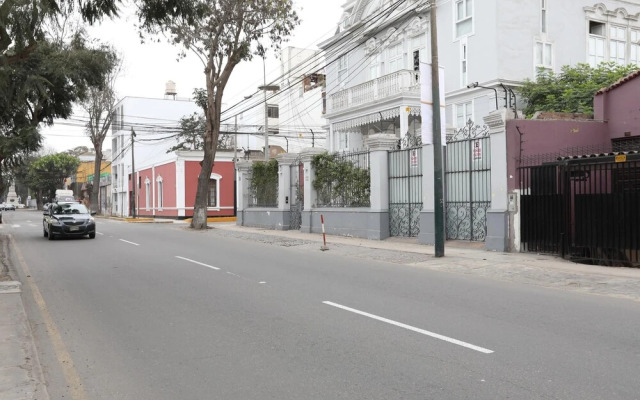 Quiet Romantic Apartment In The Heart Of Barranco