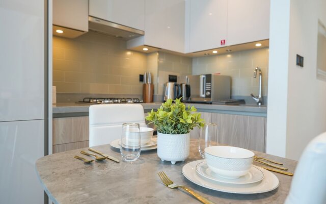 Yogi - Bright Apartment With Panoramic CityScape Views