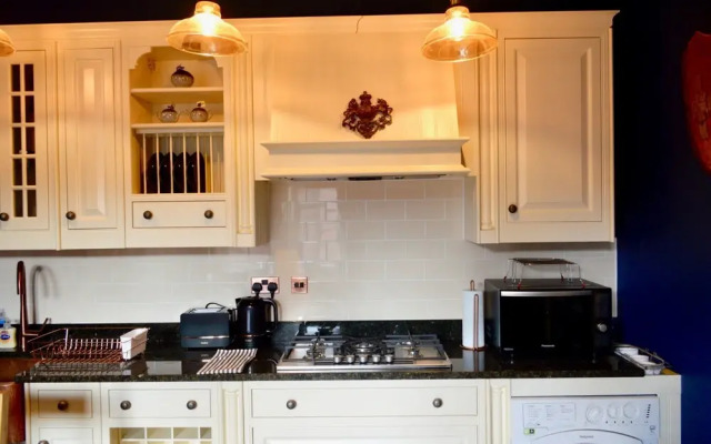 Traditional Boutique Apartment off Leith Walk