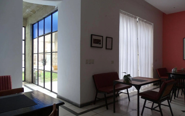 Sacha Mistol Art Hotel