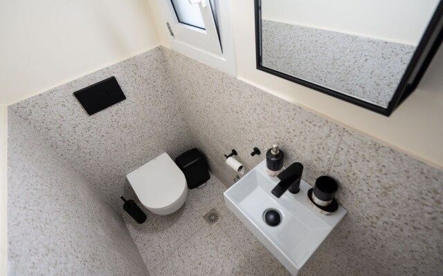 Deluxe 4 Bedrooms Apartment in Athens Center