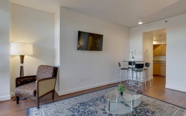 Great spacious Apartment - Downtown Location