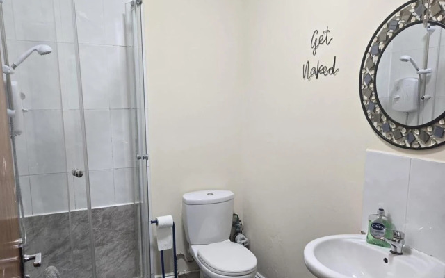 2 Bed - Sleeps 6 - Private Balcony - City Centre