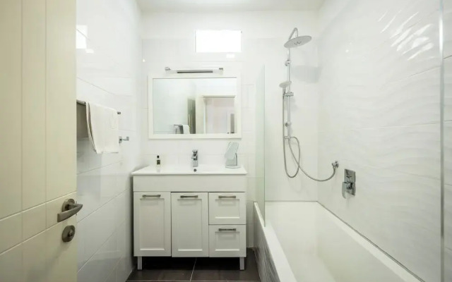 Heart of TLV Elegant Home by Sea N' Rent