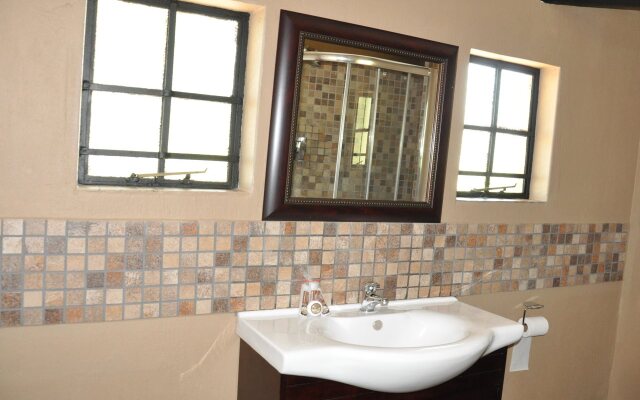 Ukutula Lodge & Game Reserve