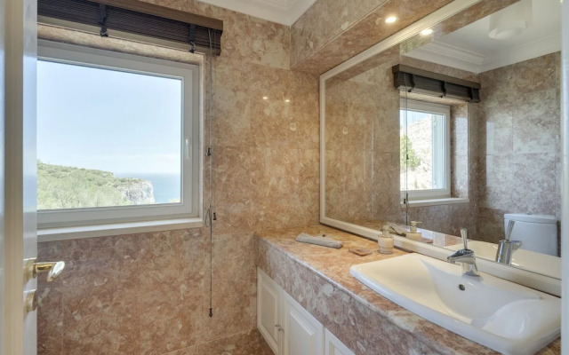 Coastline Arrabida Villa by Cadenzalux