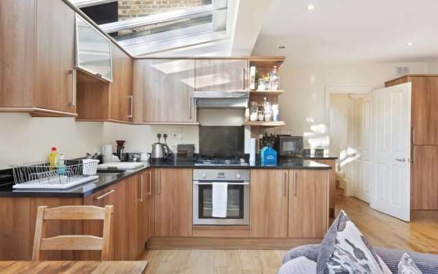 Cosy 2bed Skylight Apt W/patio in Clapham Junction