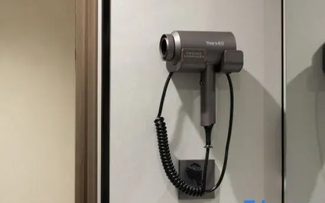 Yiju Hotel (Shanghai Jiao Tong University, Yan'an West Road Metro Station Branch)
