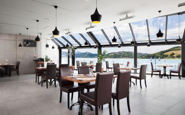 Heron Live Hotel