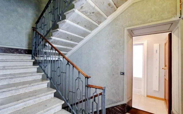 Hintown Austere Elegance