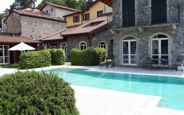 BELLAGIO DREAMS APT, pool, with private garden, near lake