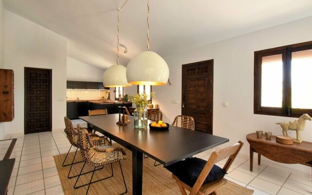 Splendid Villa With in Sayalonga Swimming Pool