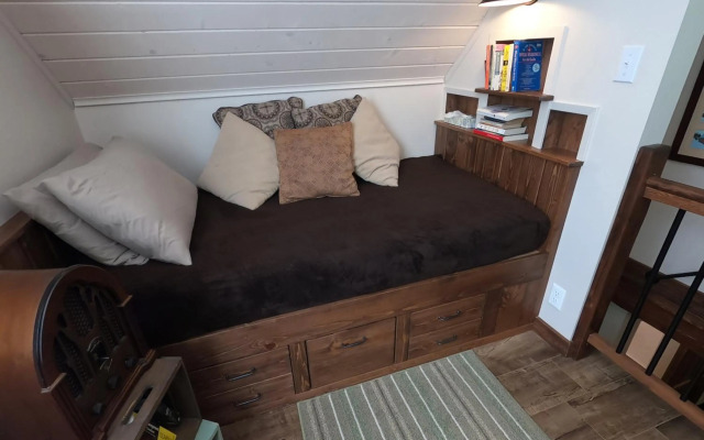 4 Mile Creek Cabin (Creekside)