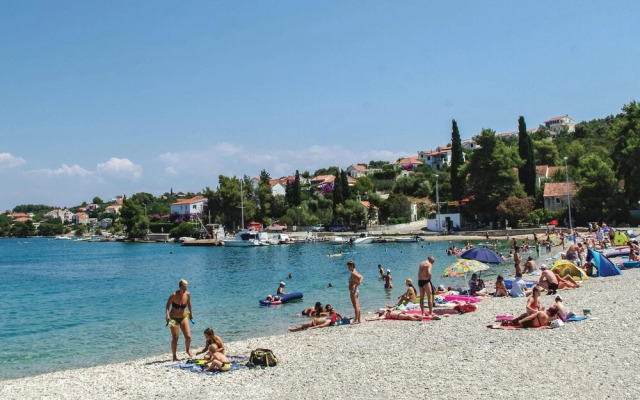 Awesome Home in Grohote With Wifi and 4 Bedrooms