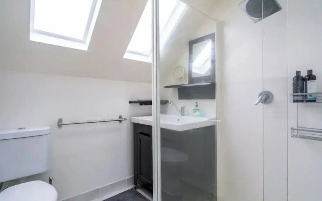 Cozy Apartment w/ Terrace Close to City Center