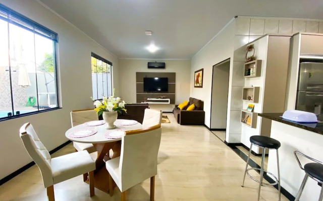 Casa Central piscina e AC para 8 hospede